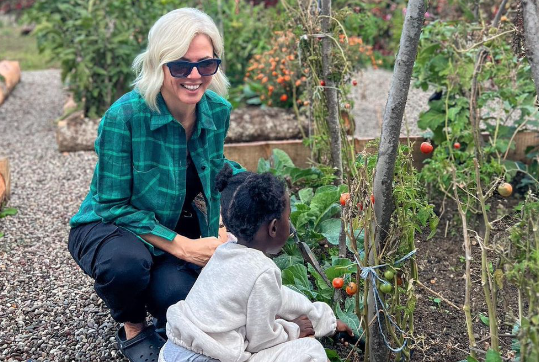 Χριστίνα Κοντοβά: Μυεί την κόρη της στα μυστικά της κηπουρικής&nbsp;&nbsp;